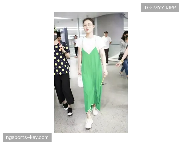 萨卡随手一张街拍，单件衣服就能吞掉我一个月房租